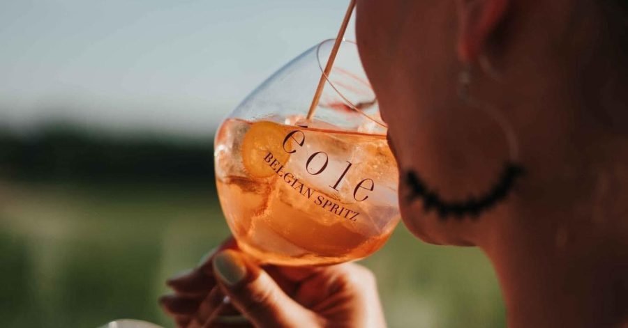 someone drinking a Chant d'Eole Spritz & Bubbles