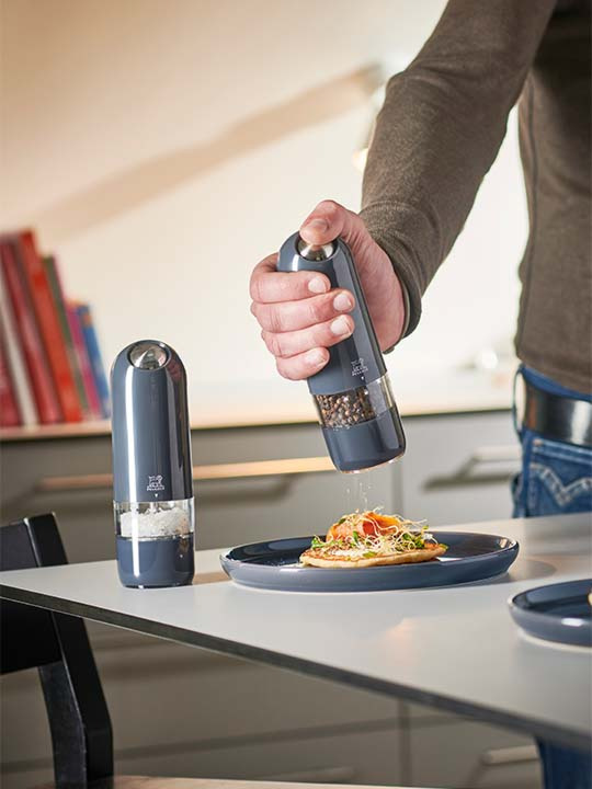 Electric pepper and salt mill